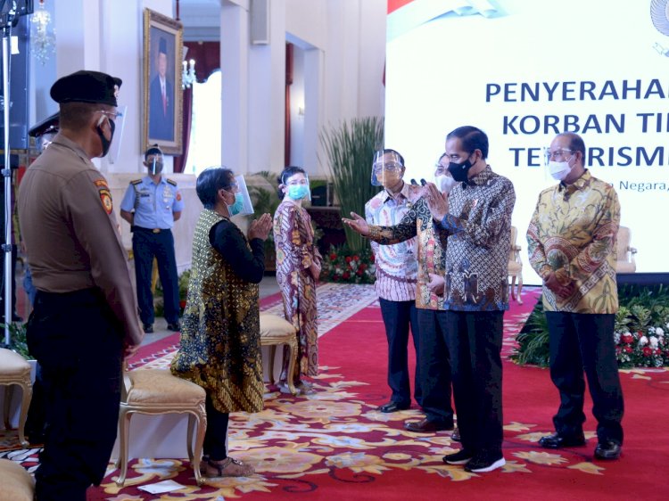 Presiden Serahkan Kompensasi Kepada 215 Korban Tindak Pidana Terorisme Masa Lalu